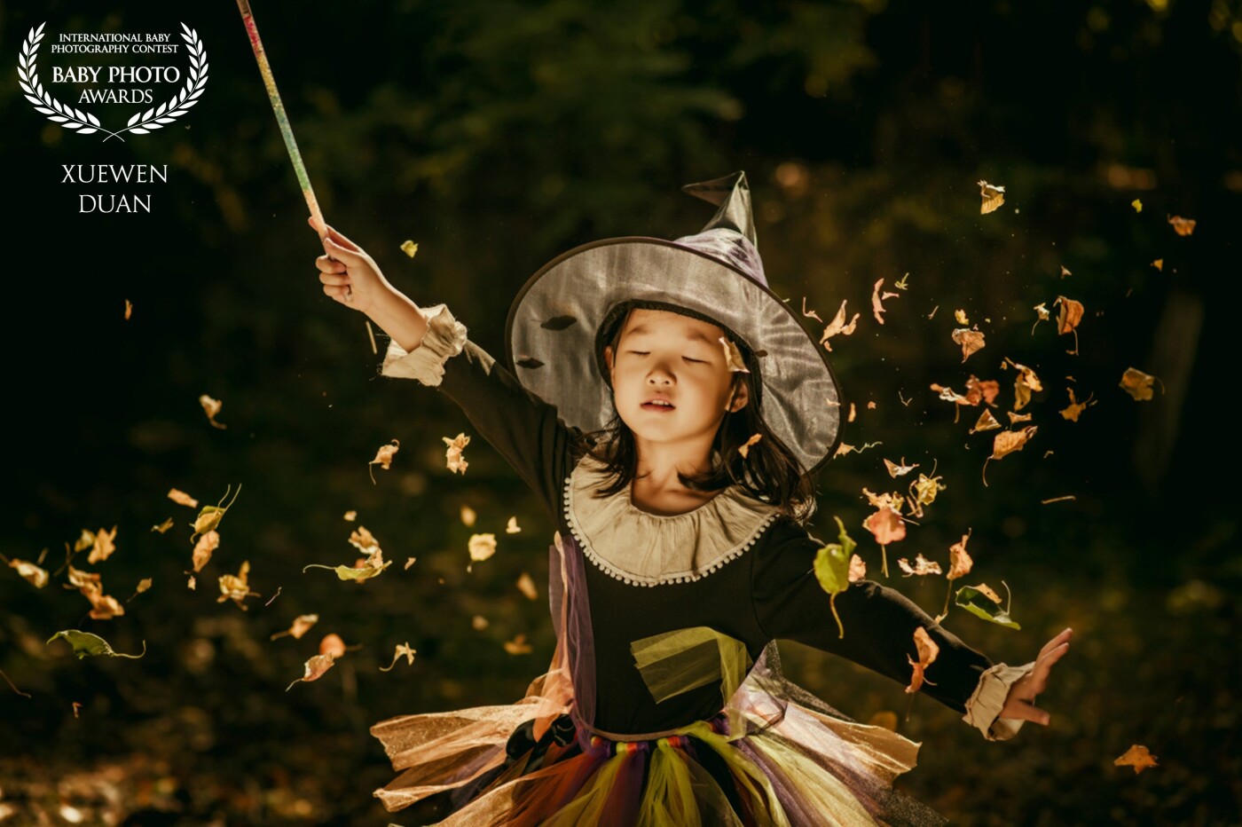 On the day before Halloween, Xiao Sen put on her skirt and went to the park with us to look for fallen leaves. In the early morning, her mother suddenly scattered these beautiful leaves. Fortunately, I caught this moment! Camera Nikon Z6, lens 85.1.8