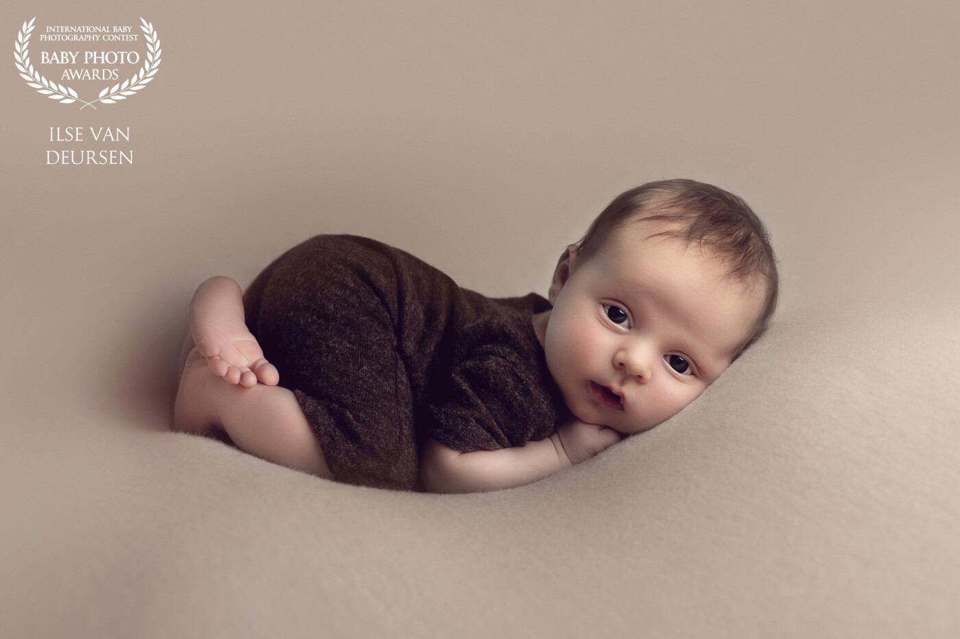 Through to the lockdown in Belgium, this little guy couldn't come to my studio for his newborn shoot at 8 days. So, his mom rebooked and they came at the age of 7 weeks. Quite a challenge and he was totally awake the whole shoot. But you had to love his eyes!
