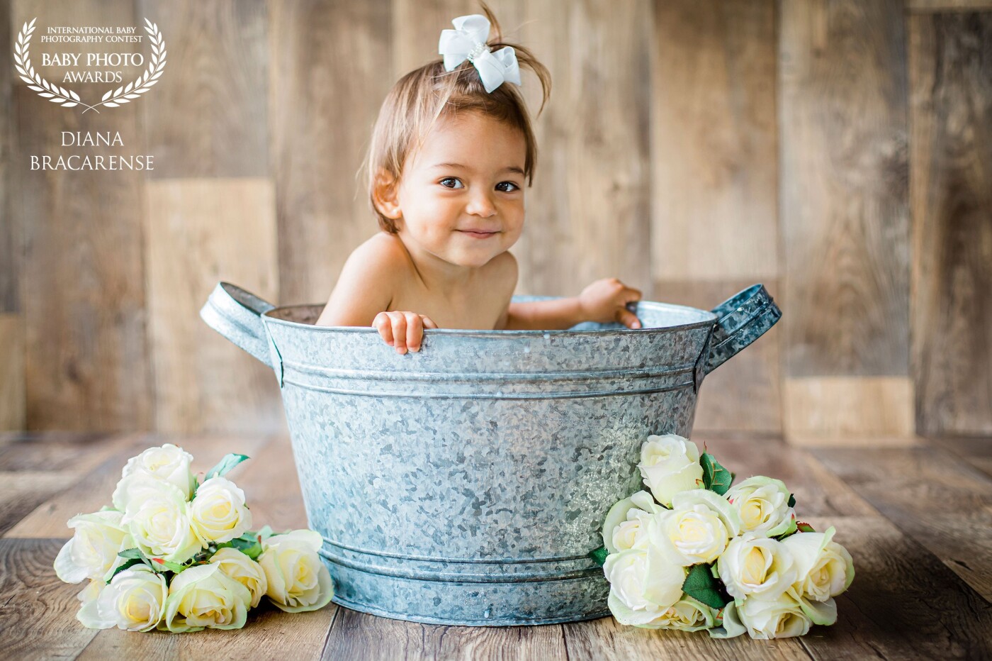 Elegant and delicate, these are just a few words that come up when we think of a milk bath with babies.  Babies have to feel comfortable while being photographed. We had music and Marcela had a great time while I captured the decisive moments! 