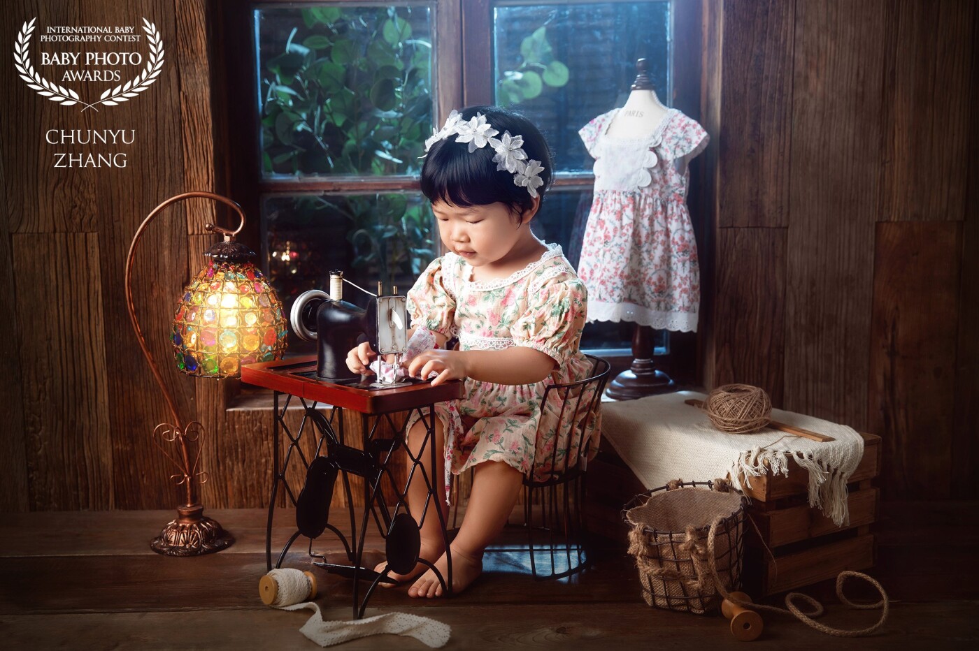 This little one likes to help with housework. Now she is even busy with sowing her own socks using granny's old sewing machine. She is so focused and concentrated, wish her good luck!