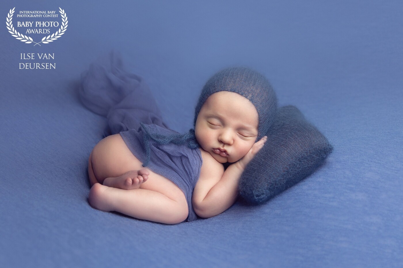 Some baby are just a gift from the beginning of the session. This little guy was! He slept the whole session, liked every pose and was so relaxed and happy that I just didn't want to stop taking pictures...