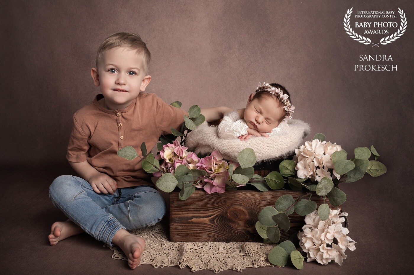 This little girl was so golden, she slept so beautifully all the time that I managed to take so many beautiful photos. Her big proud brother was also amazing. Working with him was so easy. I really enjoyed the whole photoshoot and was able to present me new props and outfits.