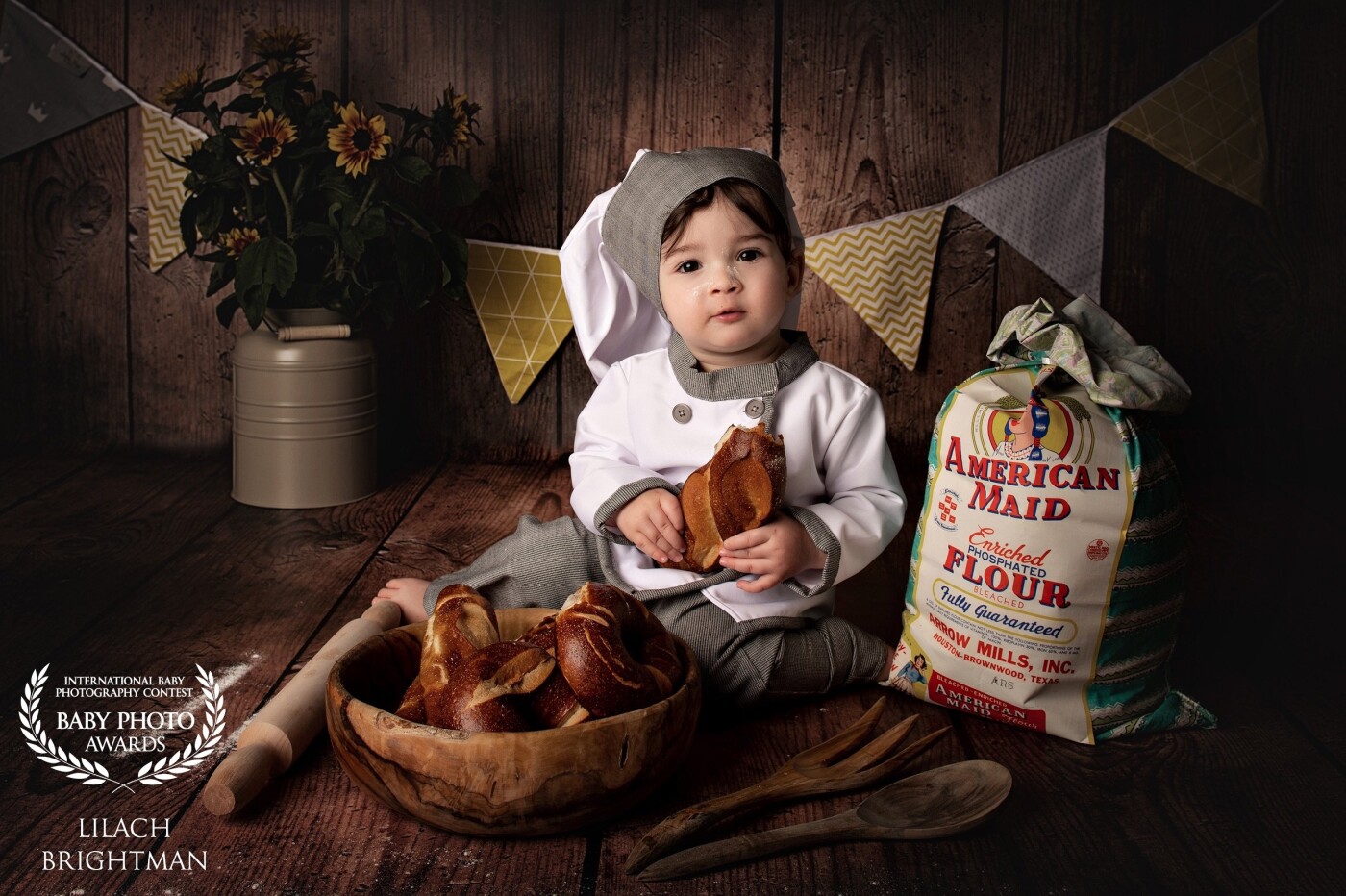 When a chef’s son came to his 1st birthday’s session it was only natural to have him dressed like his father with my favorite pretzels