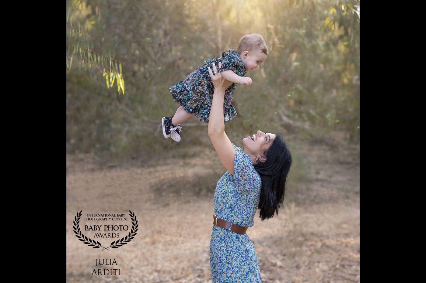 In honor of Gaya's 1st birthday, the parents decided to take a family photo session in nature instead of the traditional cake smash. The truth is - they are absolutely right! A moment of pure happiness right here.