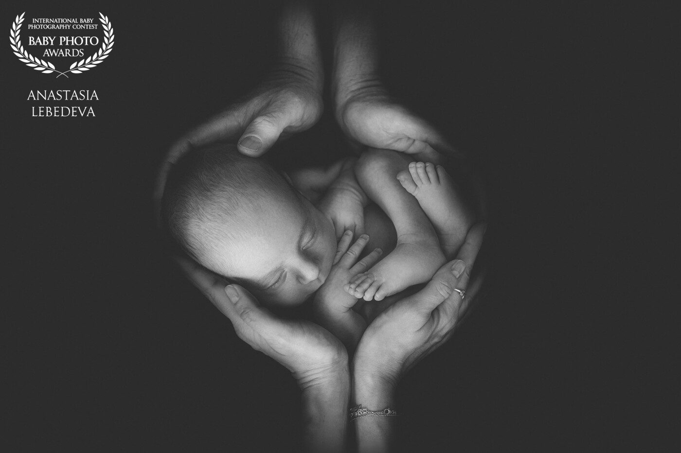 When the baby's mother and I discussed the details of the future photo shoot, we thought about this posing, when the hands of parents with love and tenderness hold a little new life! It turned out just fine.