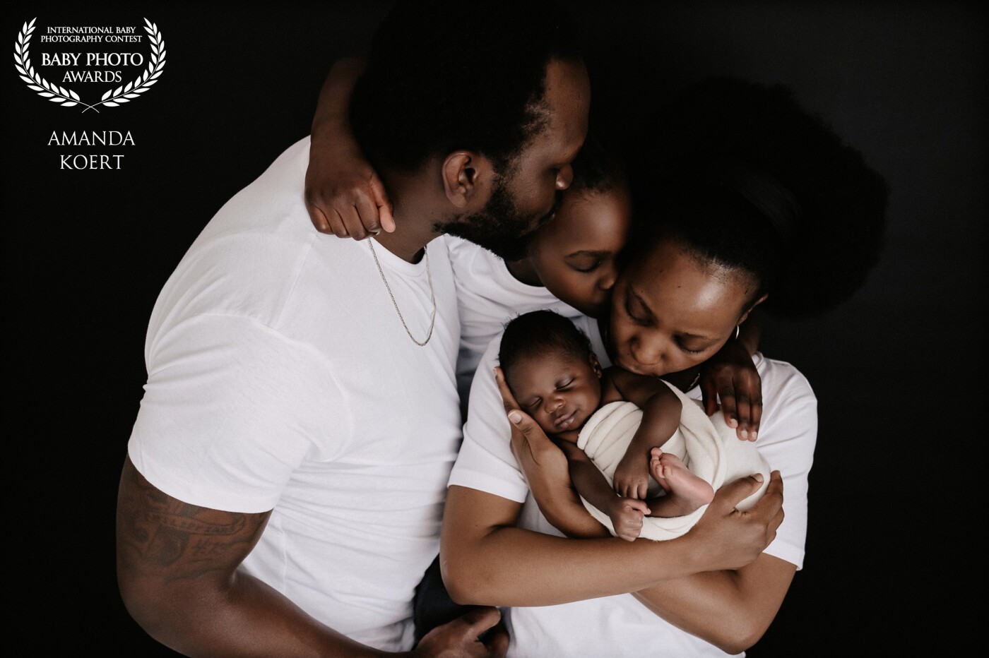 The baby arrived a few weeks early, two days before the birth we had done the pregnancy shoot with mom alone. We would do the photos with the father and daughter a few days later, on that day little Gabriel was born. My responsibility to take beautiful family photos now!