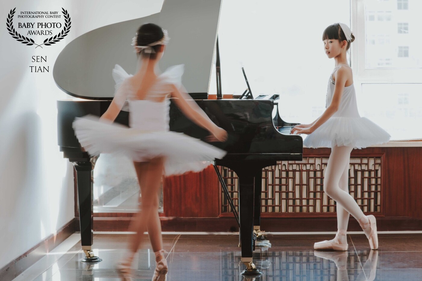《Melody》.Yi and love, together learn piano to learn dance, two small partners in the living room to perform for you, with love playing the beautiful piano music, Yi pianpianpianpian dance, that day sunny, I use tripod, slow shutter, recorded this beautiful moment.