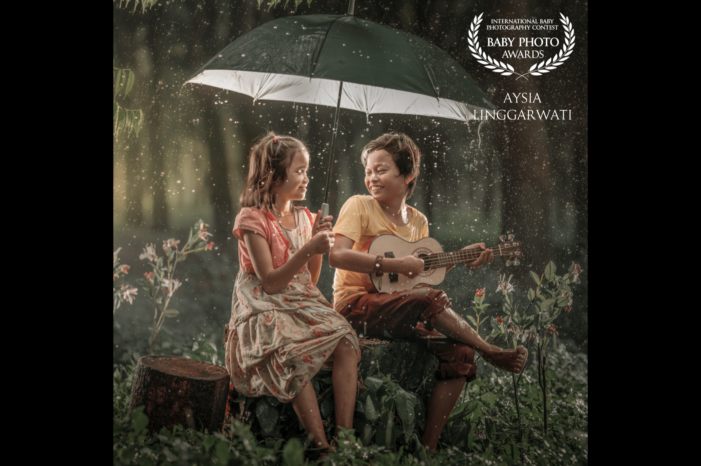 This photo was taken in the late afternoon. Photography shows two children playing musical instruments under the rain using an umbrella.<br />
Location: Rumpin, Bogor.