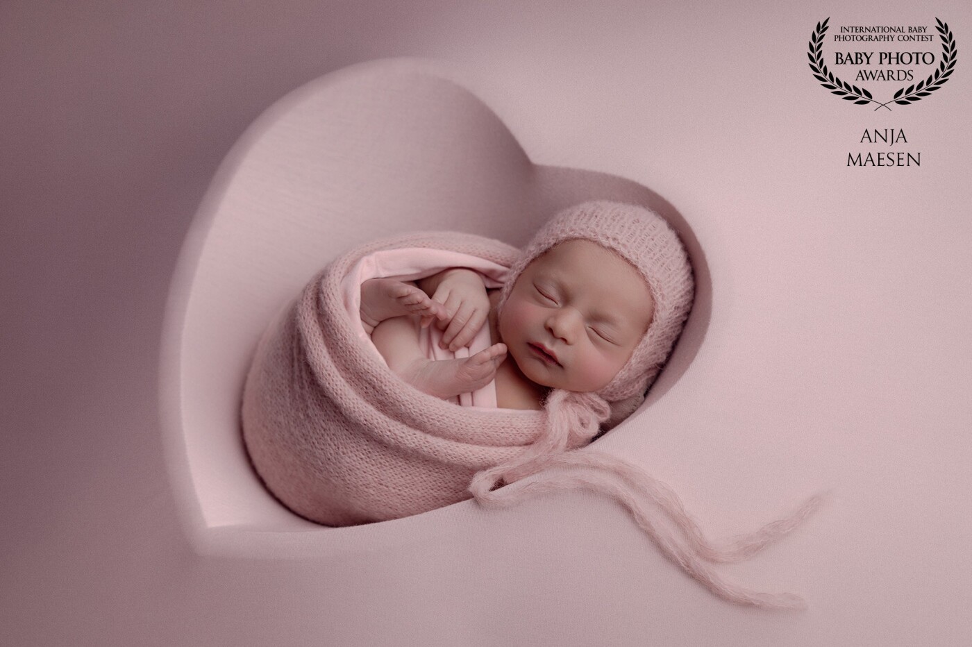 This is sweet Marilou at 11 days old. I love the softness in this picture of the color and the material of the wrap and bonnet. This in combination with the lines of the heart makes it a perfect harmony... 