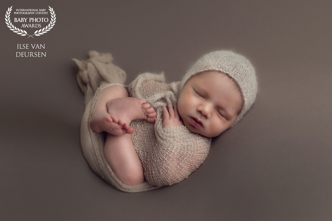 This cute boy was a real gift for me, he slept through the whole session and that makes it a lot easier to try different poses. The parents asked for natural colors and they are completely right...I love it, too.