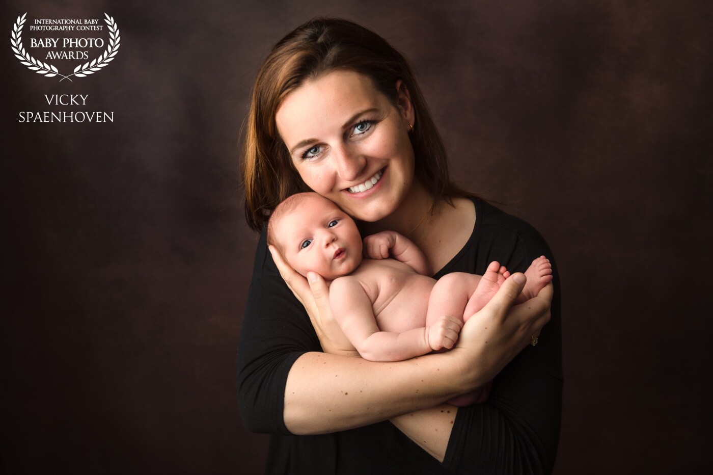 It was a pleasure to photograph this mother and her beautiful baby girl. The baby was very awake so we really had to be patient to get the right expression. I’m very happy with the result. I love pure images and I think a photo like this is timeless. 