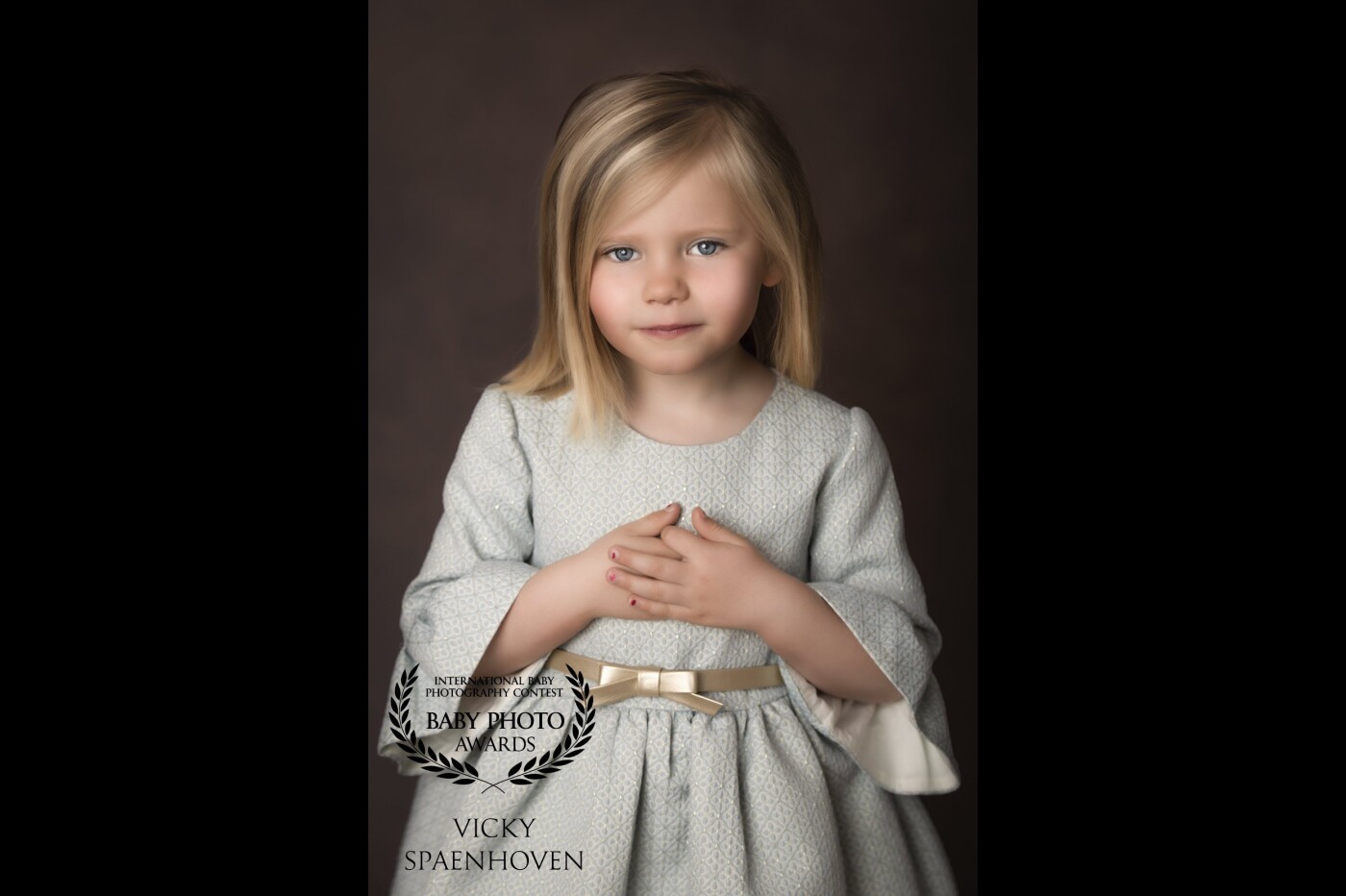 It was a pleasure to photograph this beautiful little lady, Liesel. I used one big softbox to create soft light. Thanks for choosing this pure portrait.❤️