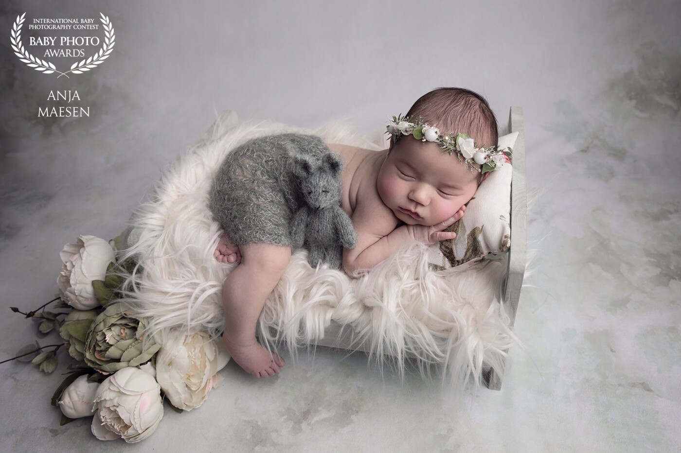 This is the beautiful Anna-Louna at 12 days old. It's so rewarding when the baby is so at ease in the studio. I love to use sage green for girls and boys because it's so natural.