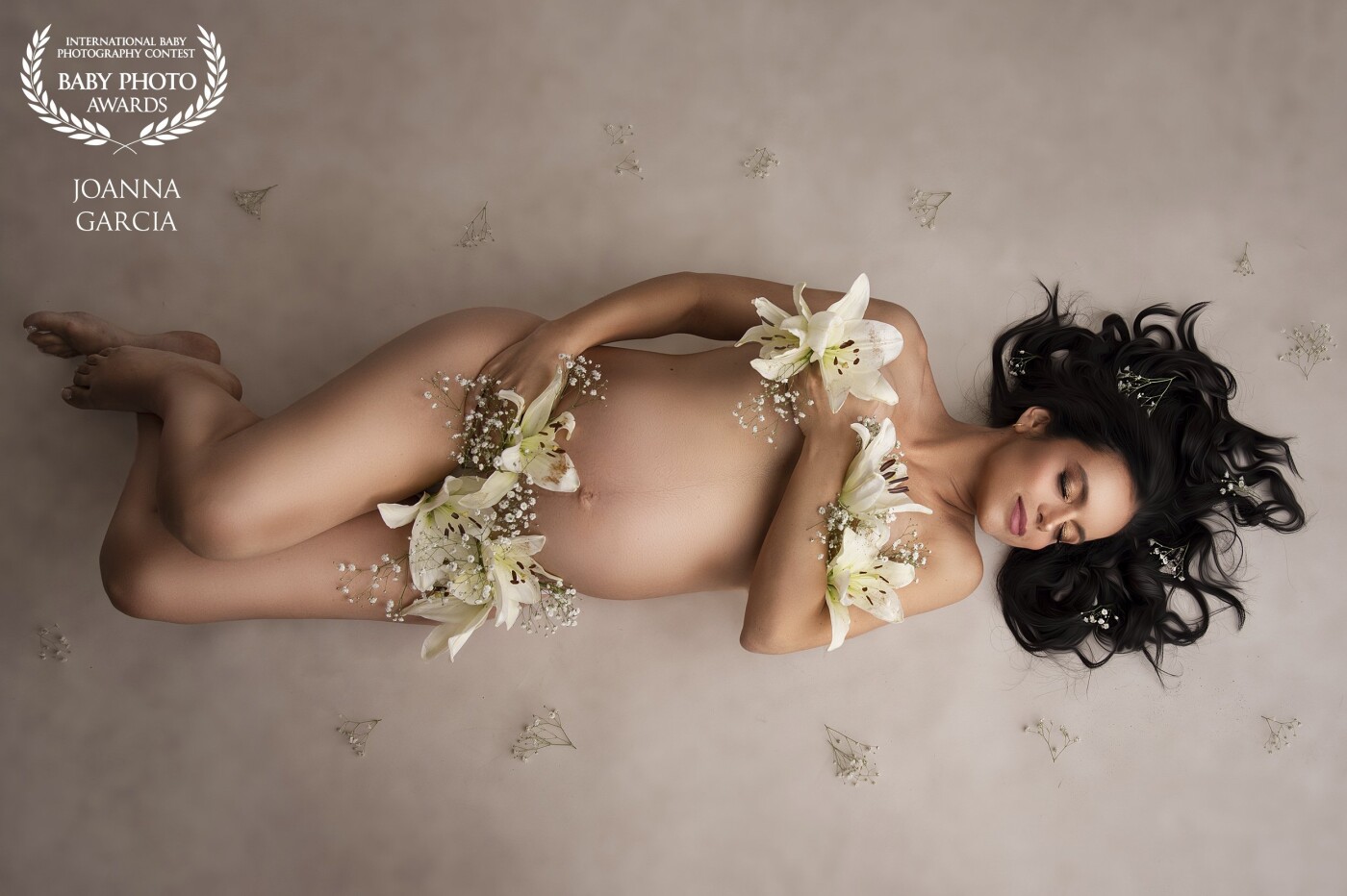 My photographs are characterized by having something related to nature, I grew up in the middle of flower crops, and what better way than to show this contact of mother nature in a maternity session.