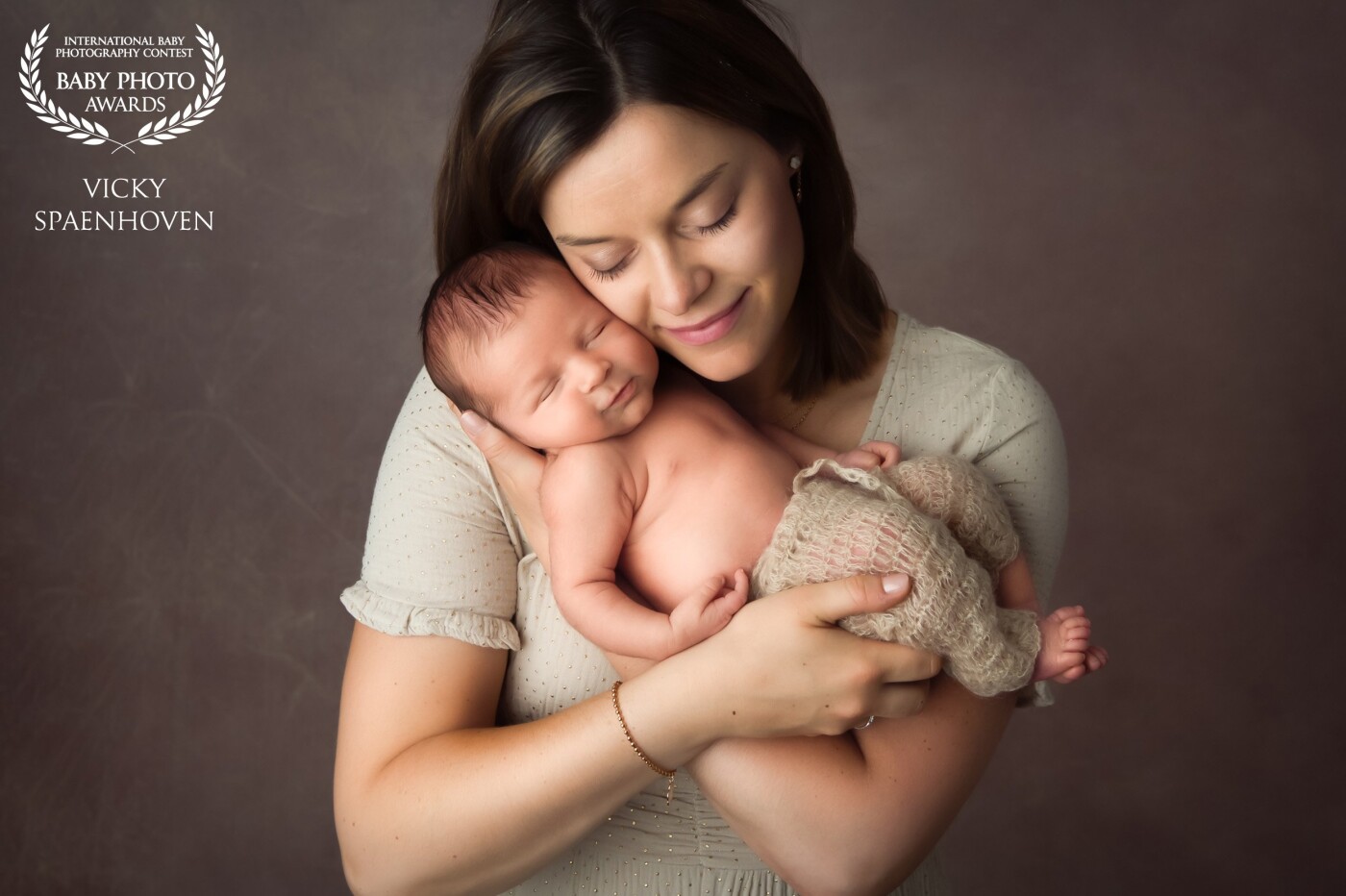 What’s more beautiful and tender than the love between a mother and her child? I love this pose because I think it is so pure. I created soft light with a big softbox.
