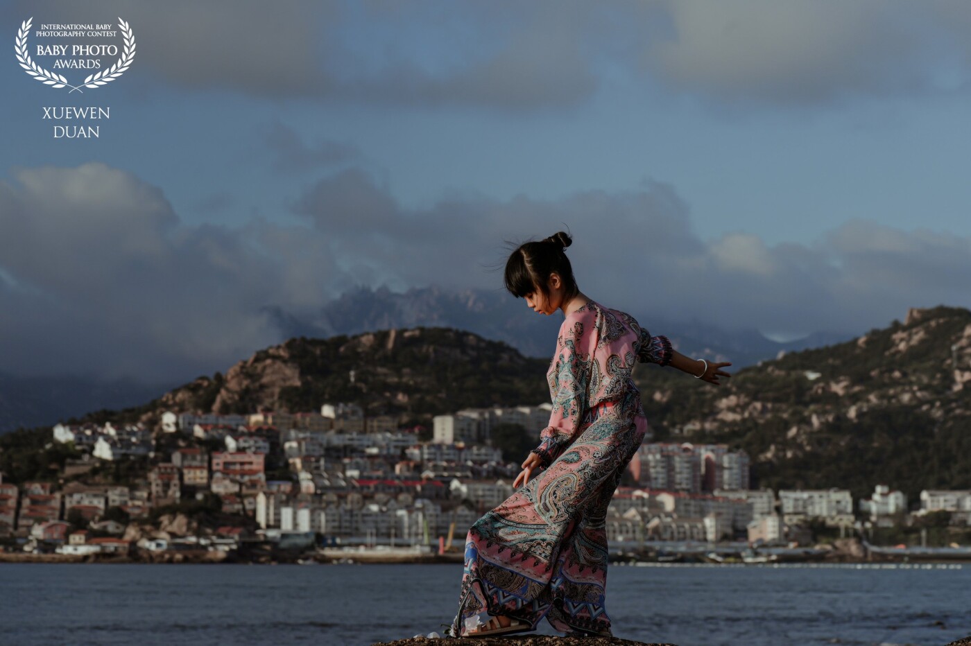 Mother's skirt, it was a day in July. We chased the scenery and watched the changes of clouds. We came to Shazikou and found that the tide was ebbing. Yiyi put on her mother's skirt and danced in the wind. That moment was really beautiful!