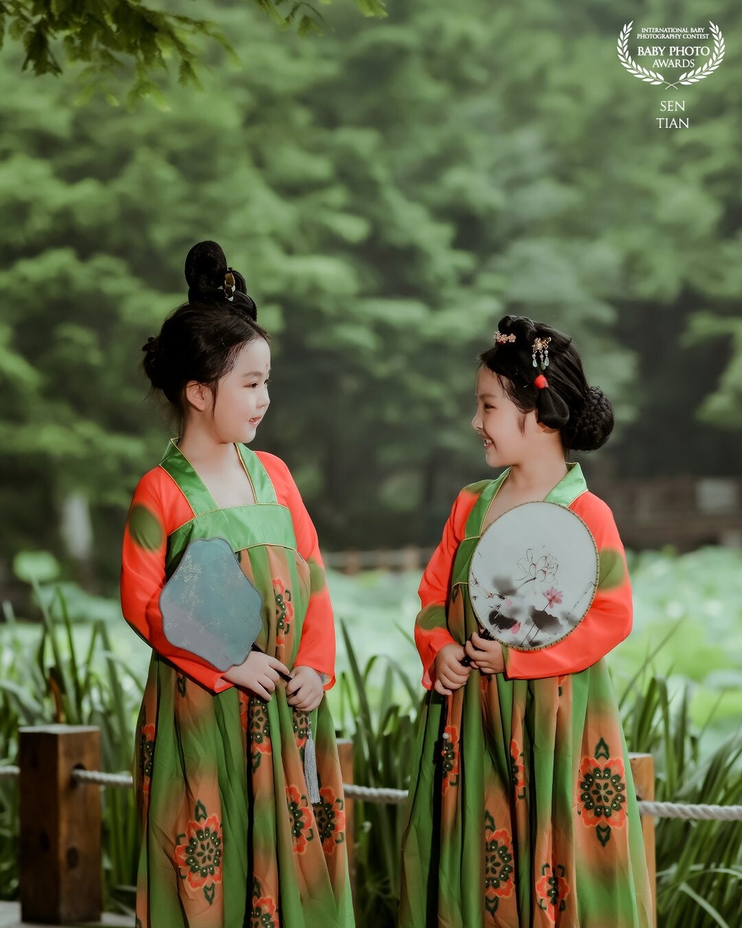 "Tang Dynasty beauties", the two little sisters came out to take photos today. Their mother made up for them at home. This set of modeling is very amazing and a perfect copy of traditional culture. I am honored to record their happy day!