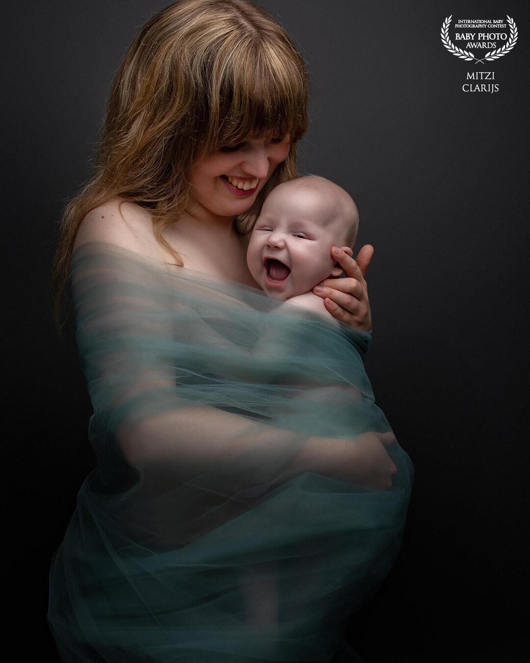 Look at that big smile!<br />
This family came to my studio with a 4 months old baby. <br />
I love this pose for a mommy and mini shoot, but it's also lovely for a newborn shoot.