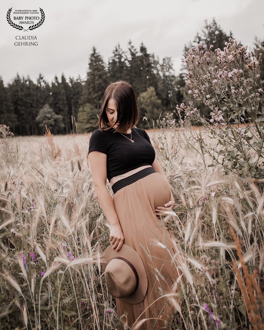 Thank you for this award! I especially like outdoor pregnancy shoots. I already miss the cornfields. She is a beautiful mom to be.