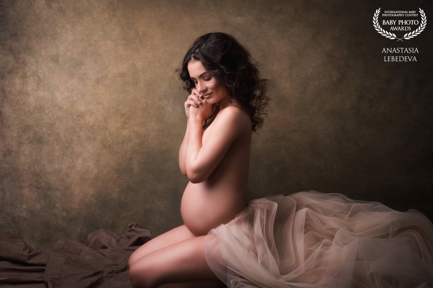 When I look at this photo, I have an aesthetic orgasm! This is harmony and beauty, this is tenderness and sensuality. I really love taking pictures of pregnancy! Women in this position are the most sensual and beautiful! What could be better than giving a new life in love!