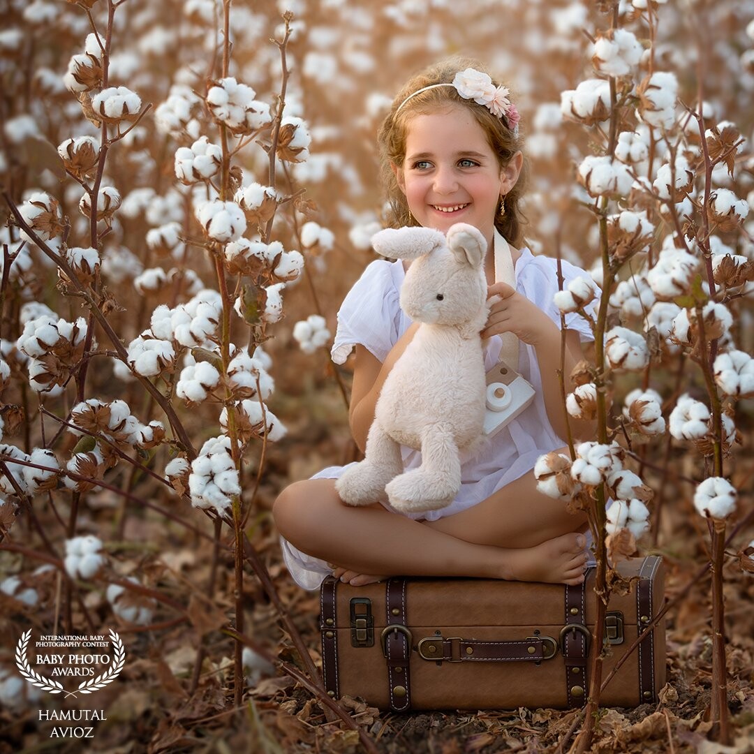 Hila, 6 years old. Hila loves to take photos (like her mom...) and enjoy playing with her dolls. <br />
For her birthday she asked me to take her for a photoshoot in the cotton field, doing what she likes. <br />
How can I refuse to that?