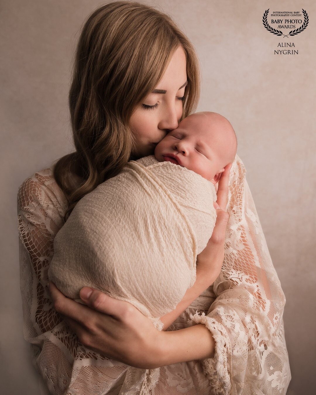 A photo shoot has never been booked so suddenly, booked on Friday and on Saturday I went to the family. The Mom opened the door for me while she was breastfeeding, I love visiting families at home and capturing the intimate moments between parents and baby.