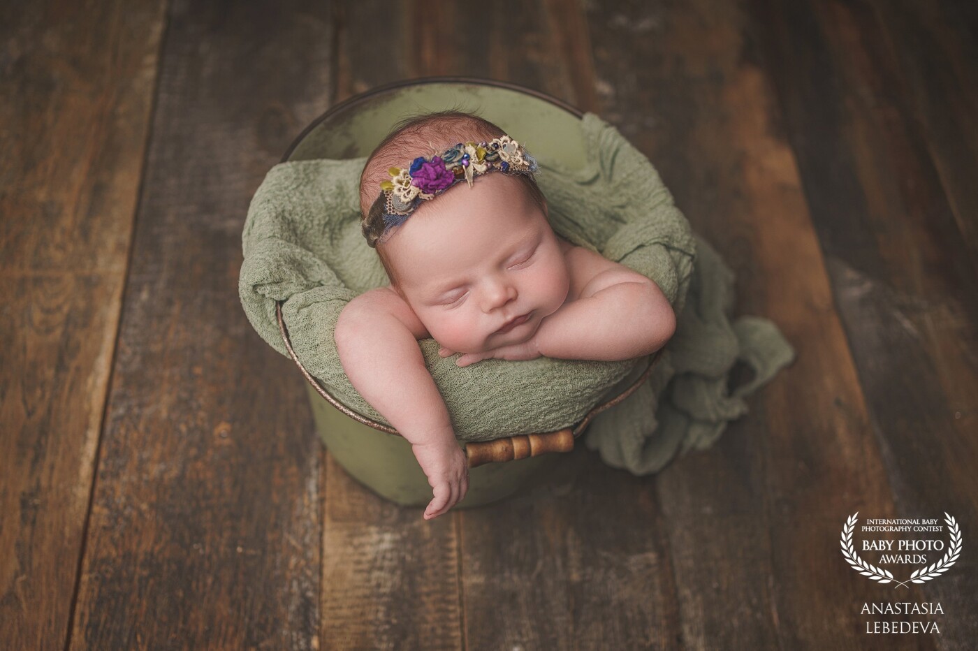 In this photo, baby Stefania. Baby is only ten days old, and she already poses for me in all. She slept beautifully throughout the photo session. I got a lot of great shots for a photo book.