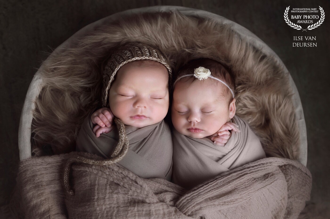 Not easy, newborn shooting of twins... but so beautiful when you achieve to make the perfect shot. <br />
Alice & Maurice were so adorable, I was completely in love...