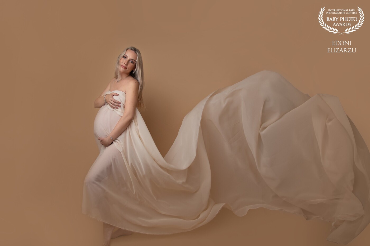 Beautiful mom expecting her first baby girl. In the maternity sessions, we do some shots with special fabrics. Dads are in charge of making the fabric fly, and this creates this magical effect!