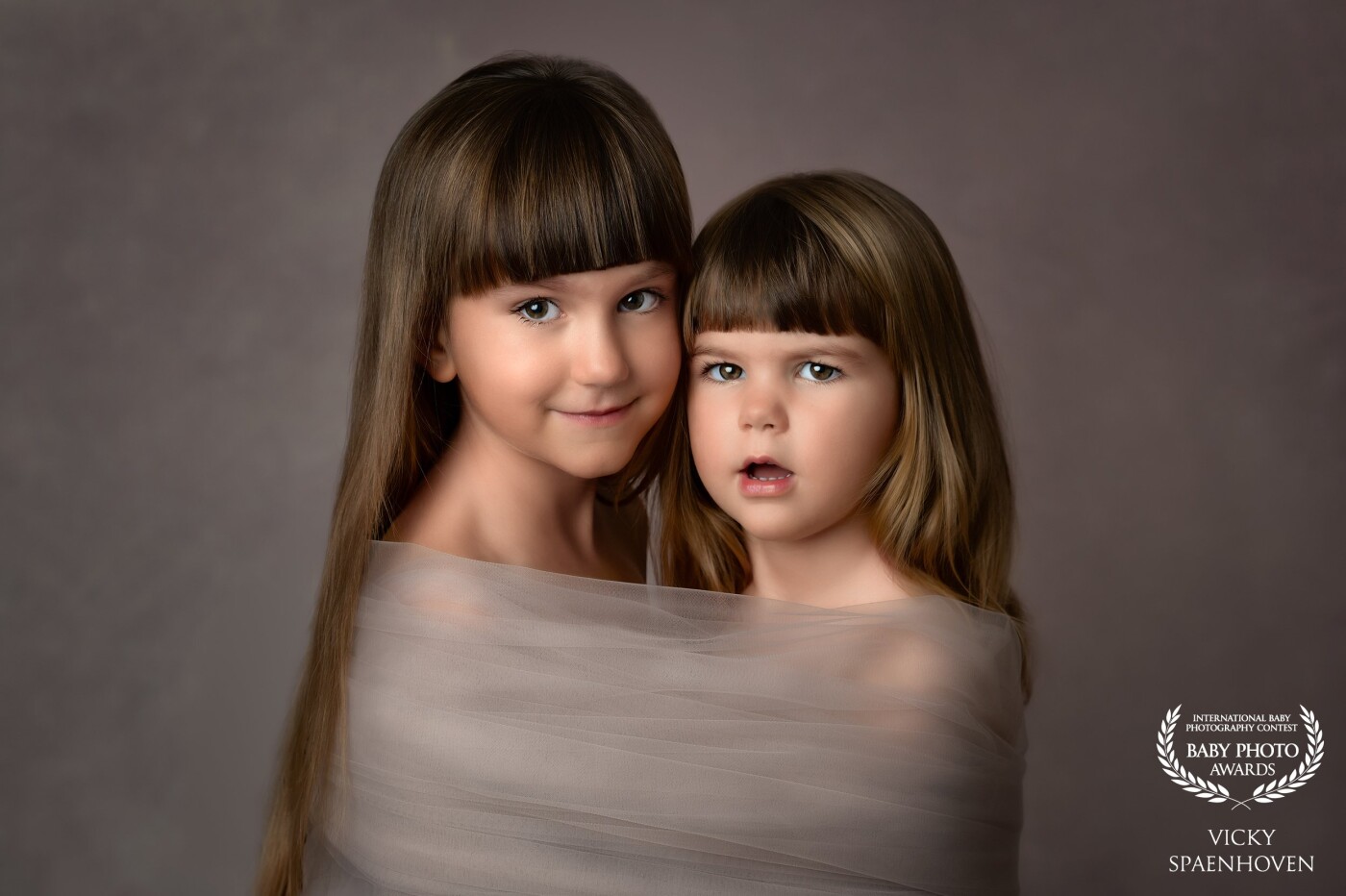 Sisters, wrapped together like one ??? They’re my lovely girls Naomi (5) and Maëlle (2). Soft light to create a soft image, which I love.