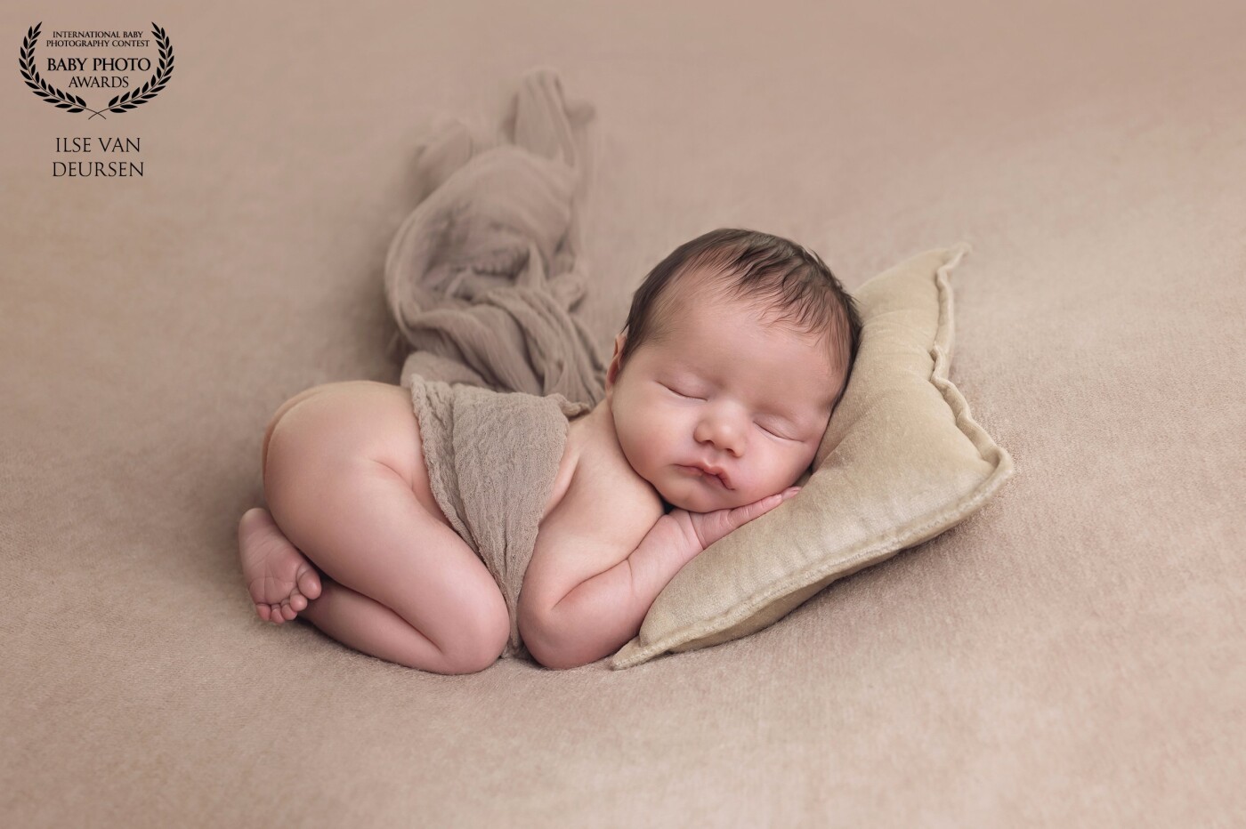 How happy can you be as newborn photographer? Love the tiny fingers and toes, love the natural colors, love the bum up pose, love the cuteness... love my job!
