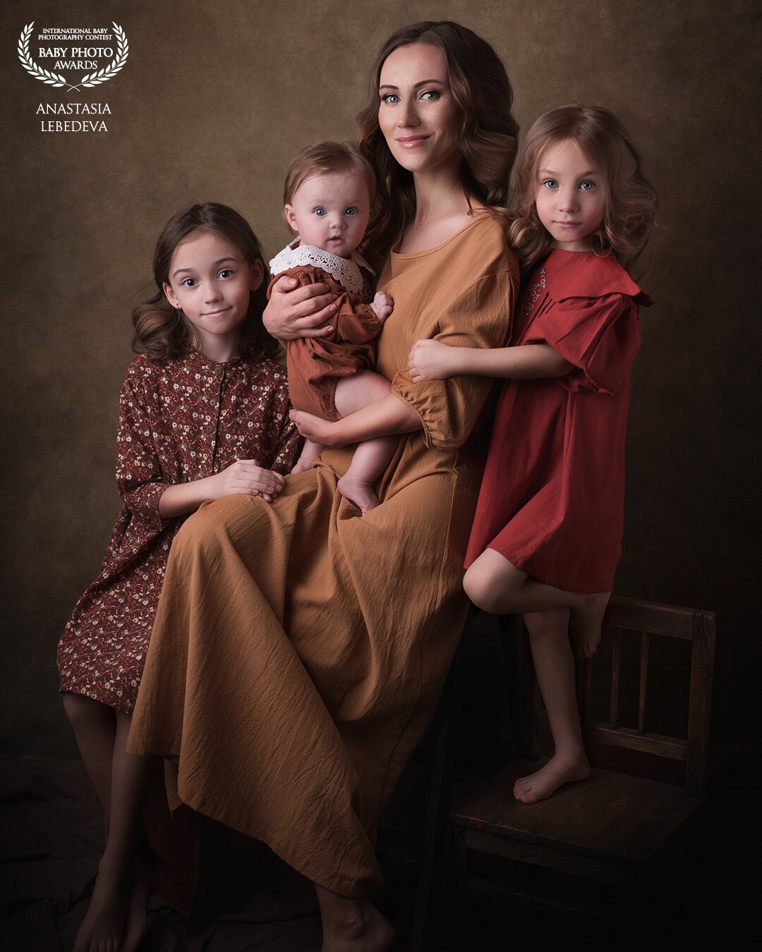 Hello everyone. I am happy that as many as three of my works were selected for the 69th collection.<br />
In this photo, a mother is surrounded by three beautiful daughters. Looking at this photo, I understand that this is the real happiness to be a mother.