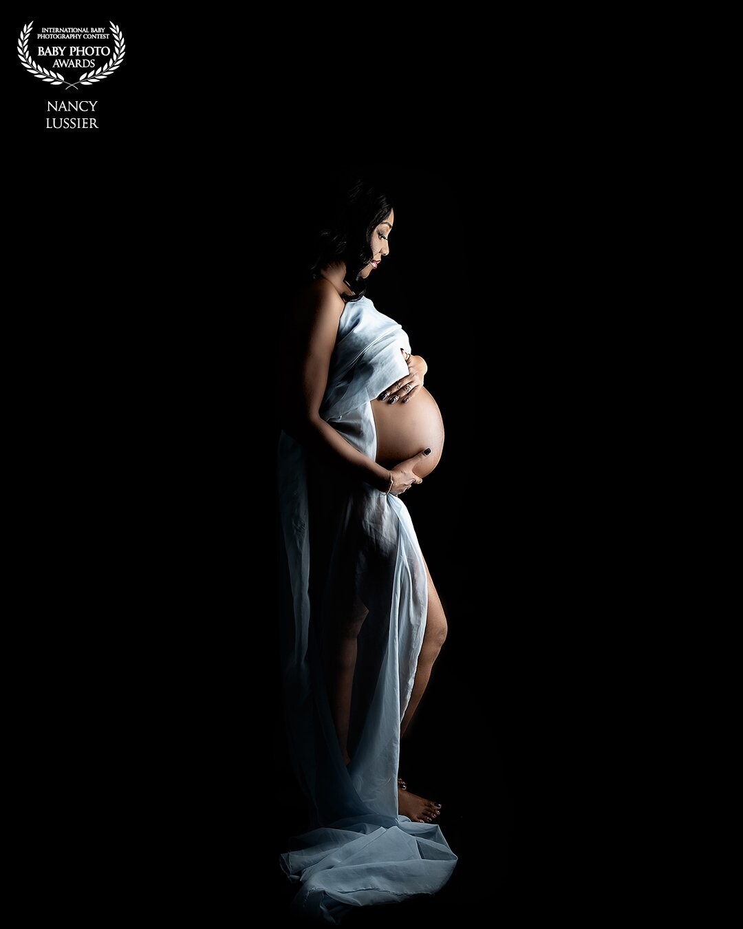 Fait avec Canon R6<br />
F5, 1/200 Iso 100<br />
Cette maman était magnifique, et j'ai pu immortaliser son beau bébé par la suite....<br />
J'aime bien faire ce style de photo, qui reflète la nature de la maman enceinte .