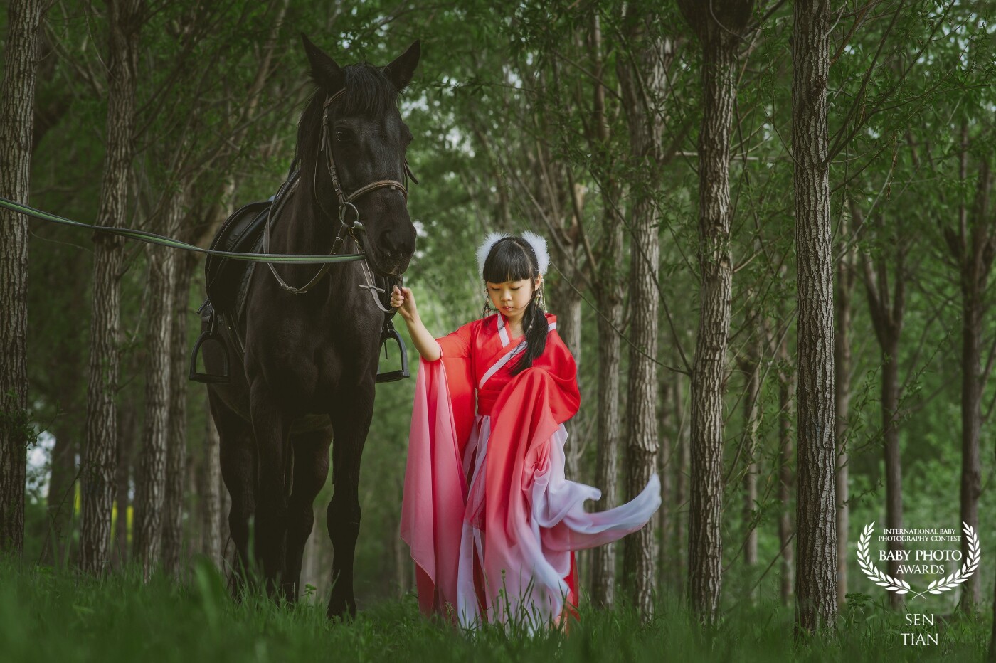 Red and black. Yiyi, who likes to ride a horse, came to the racecourse that day and brought out a horse named Dahei. The girl's red dress contrasts with the color of the horse. This picture is very moving in the mall.