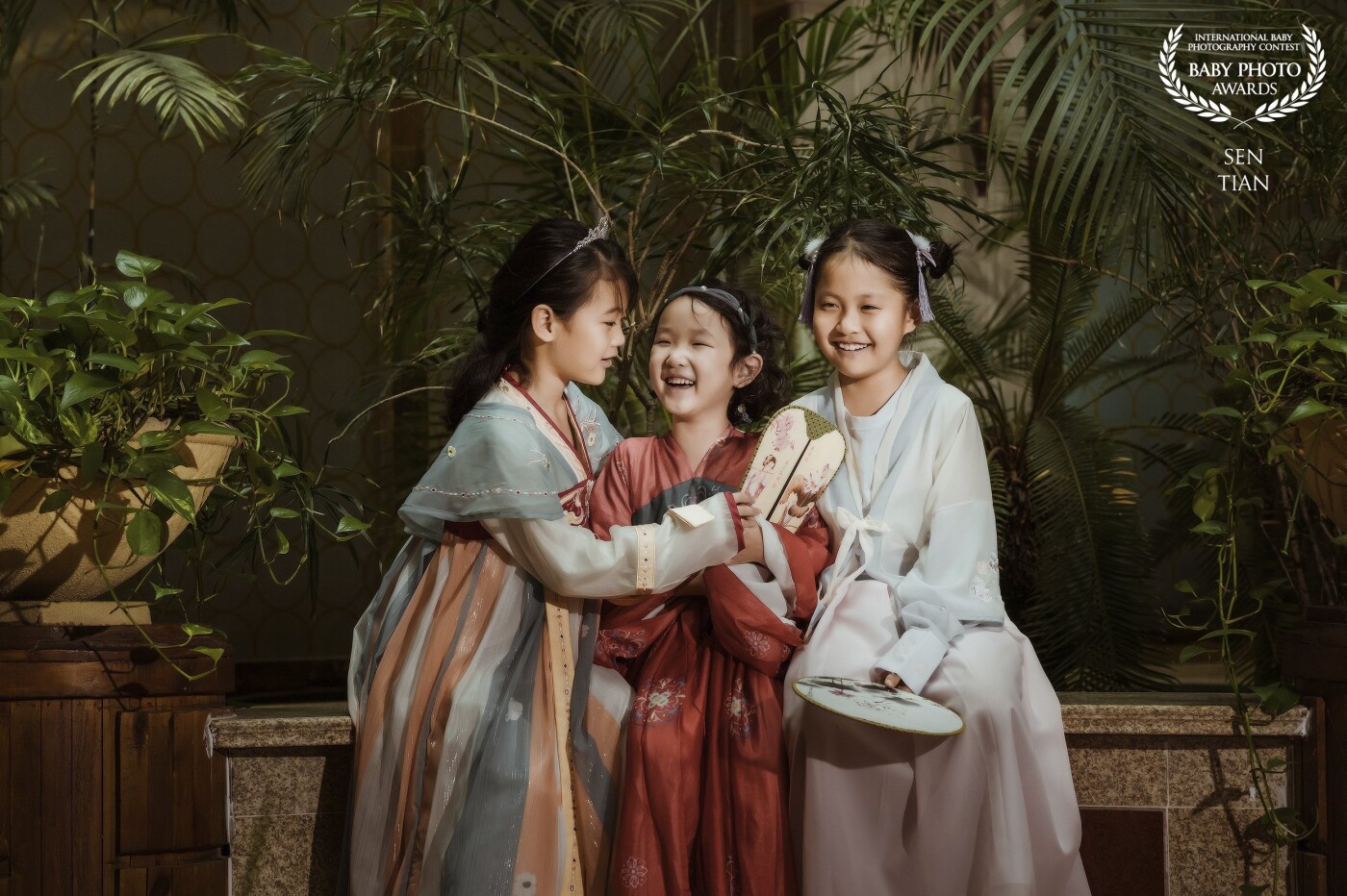 Laugh back to the Tang Dynasty. When girls wear ancient clothes and sit among green plants, they don't care about the photographer. They spend more time laughing and making noise. This is the picture we want.