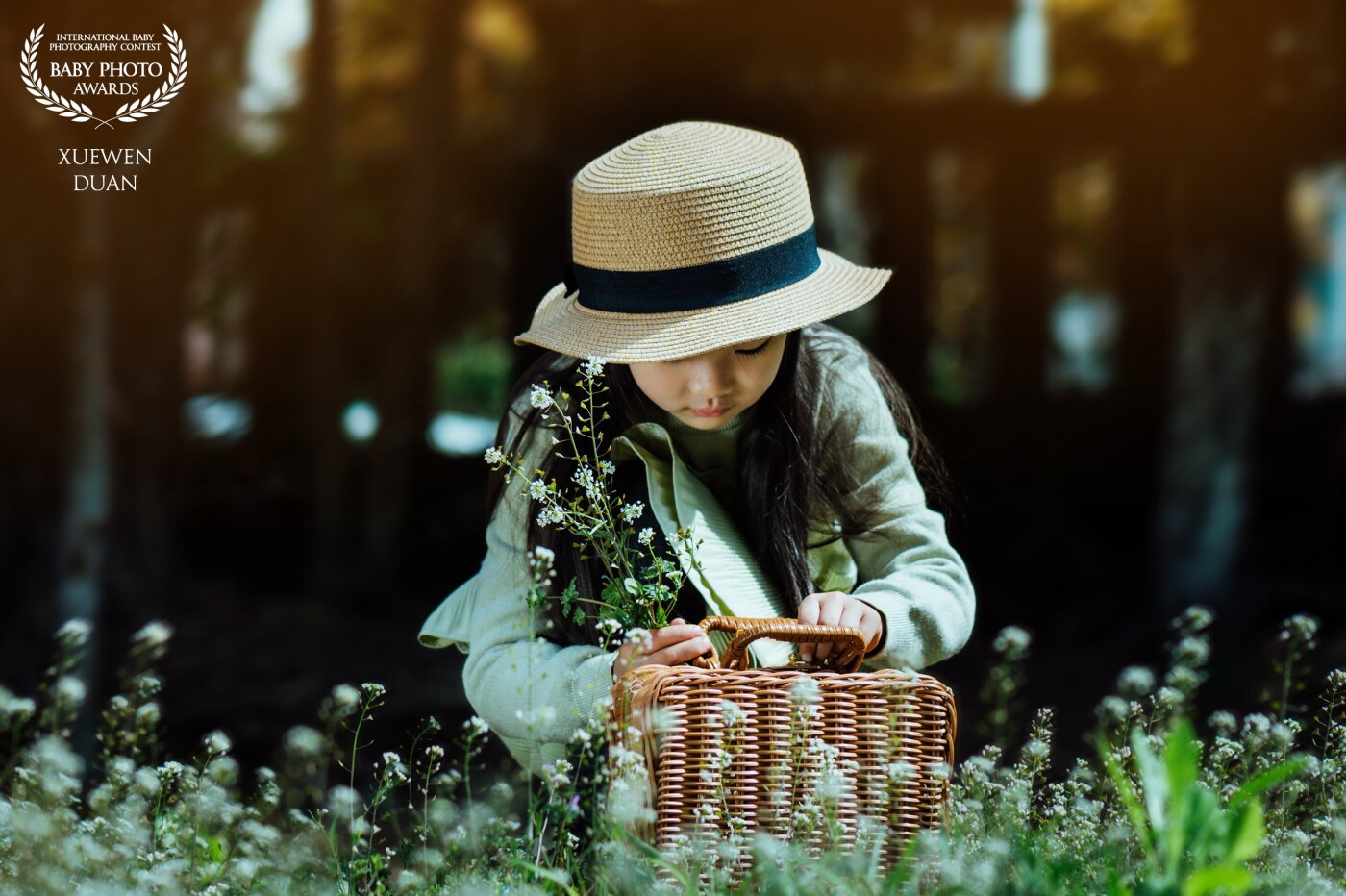 This is an April morning. The sun shines on the grassland from the right front. Zimeng wears a straw hat and carries a small basket. She squats down and looks at the small flowers. Her focused expression is fascinating.