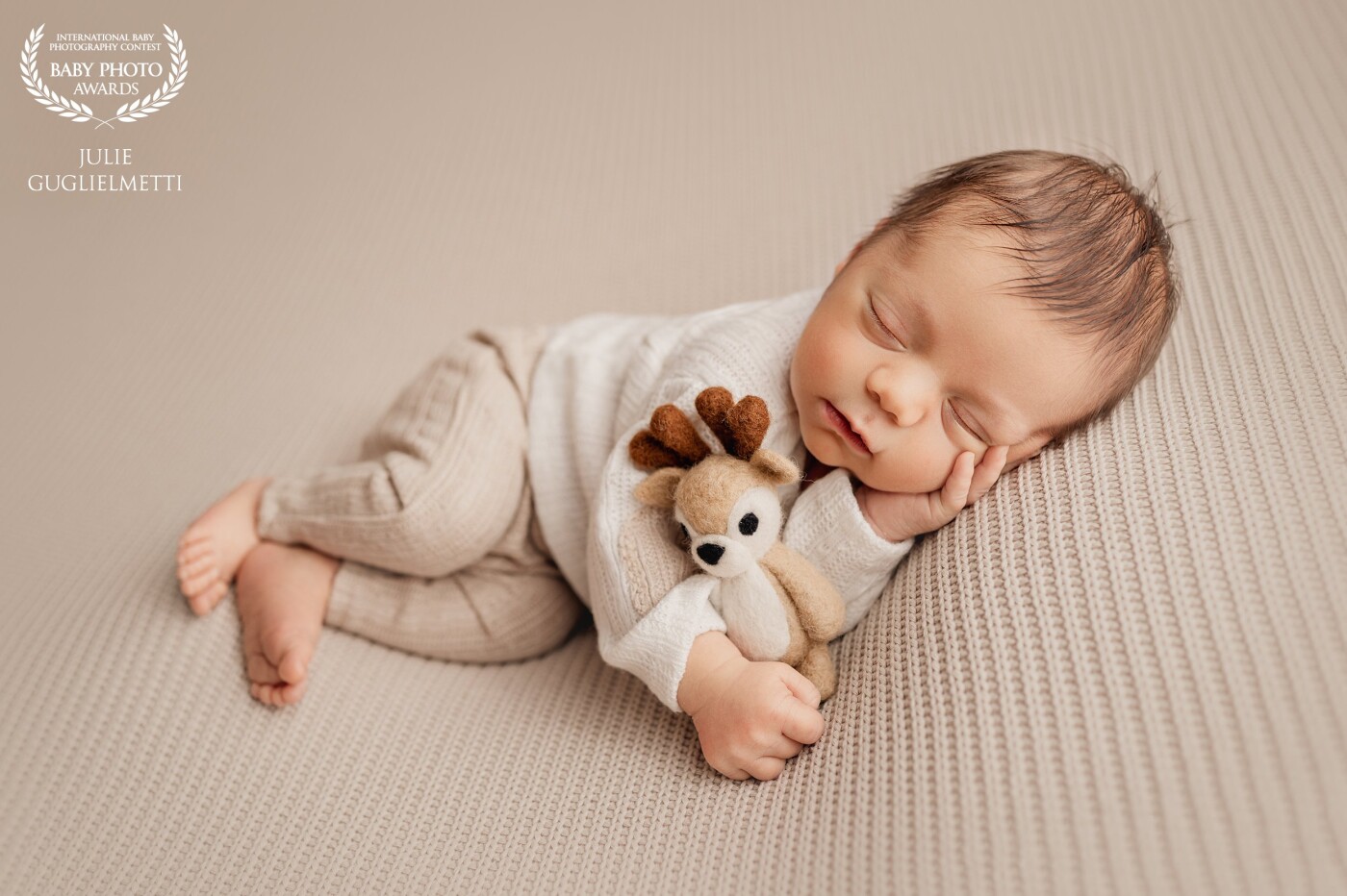 Isn´t a photo of a tiny baby with a little toy just the cutest thing you have ever seen?<br />
This baby boy had his mind set of having his hand in fist so giving him a toy to hold just made for a perfect capture.