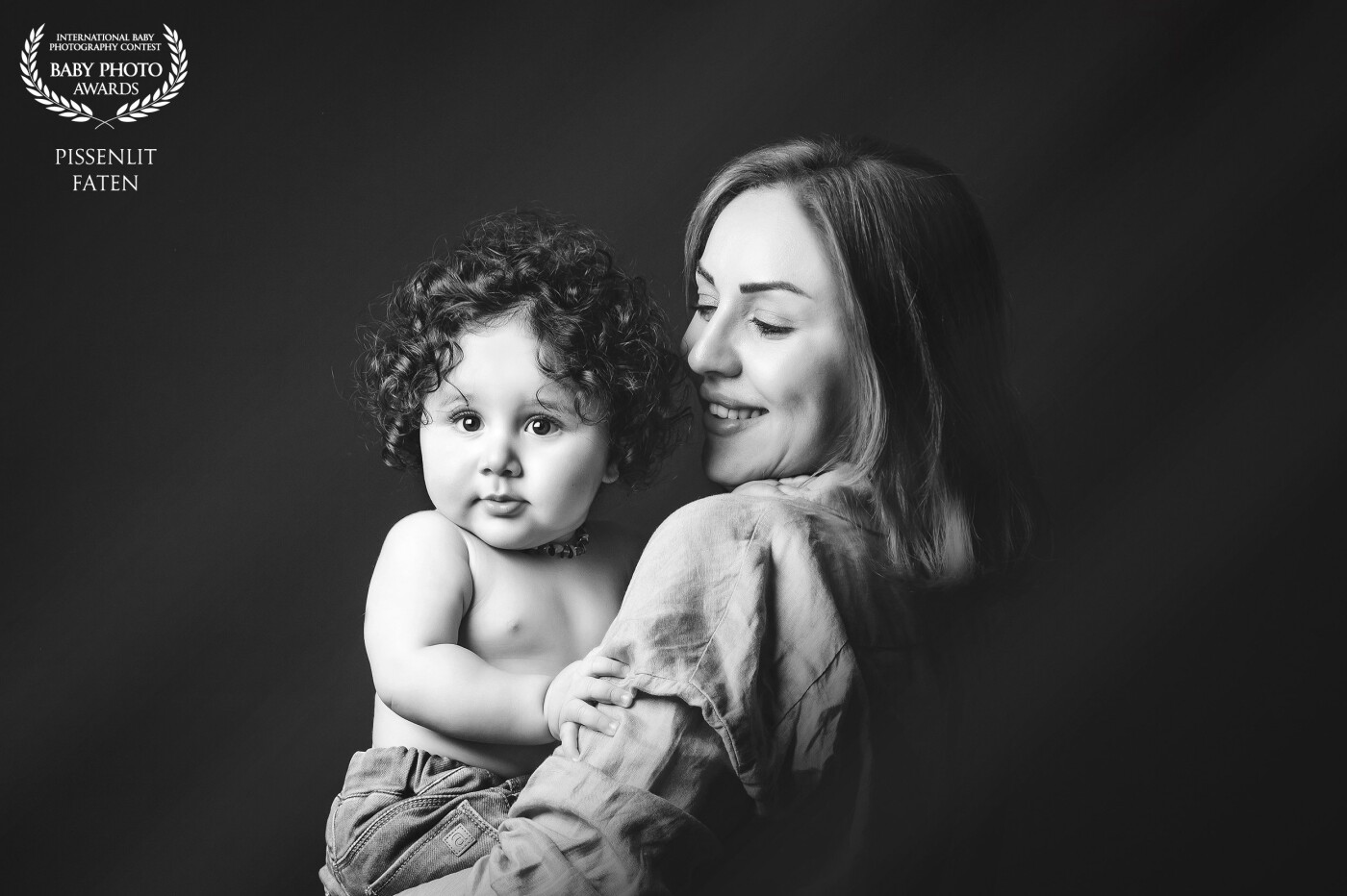 The soft way she's looking at her baby posing perfectly for me resumes all the love of a proud mum.<br />
I like this atmosphere of complicity while I'm doing my shoots.