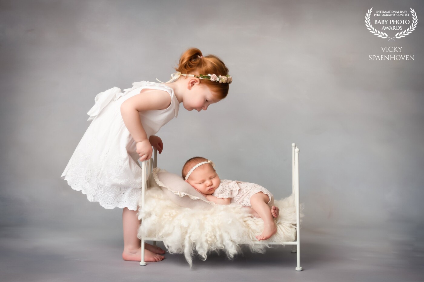 This sweet girl was so proud of her little sister... ??? It was a pleasure to photograph them, of course with a little bit of patience. ???? I love the soft and warm color tones.