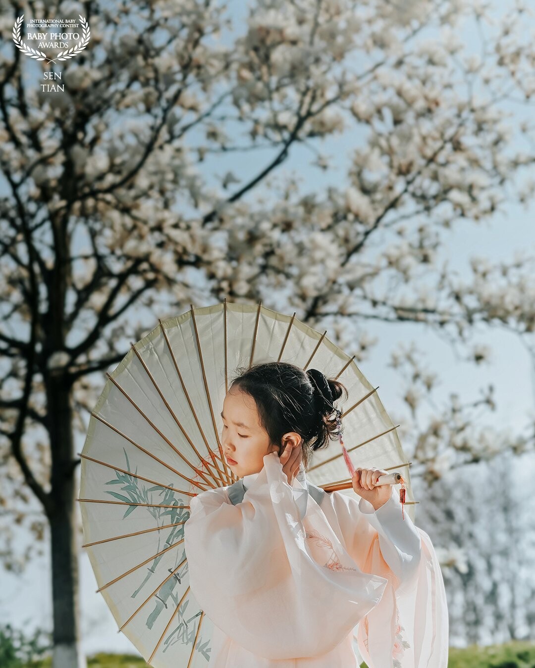 Unknowingly, it is the season of early spring. The cool wind blows, and the spirit of the tree is flying all over the sky. Standing in the backlight, Xiaosen has a transparent beauty. The air emits a charming smell that only belongs to her, and she is unconsciously intoxicated in it.