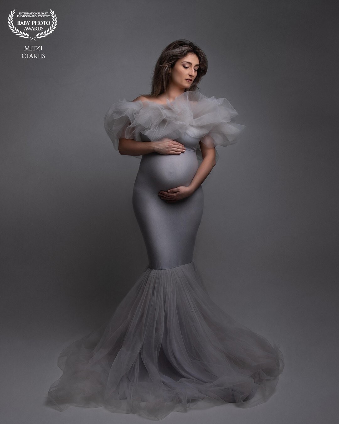 This gorgeous mom came to me with her family for her pregnancyshoot. This dress really looks amazing on her! I love how it compliments her in every single way.