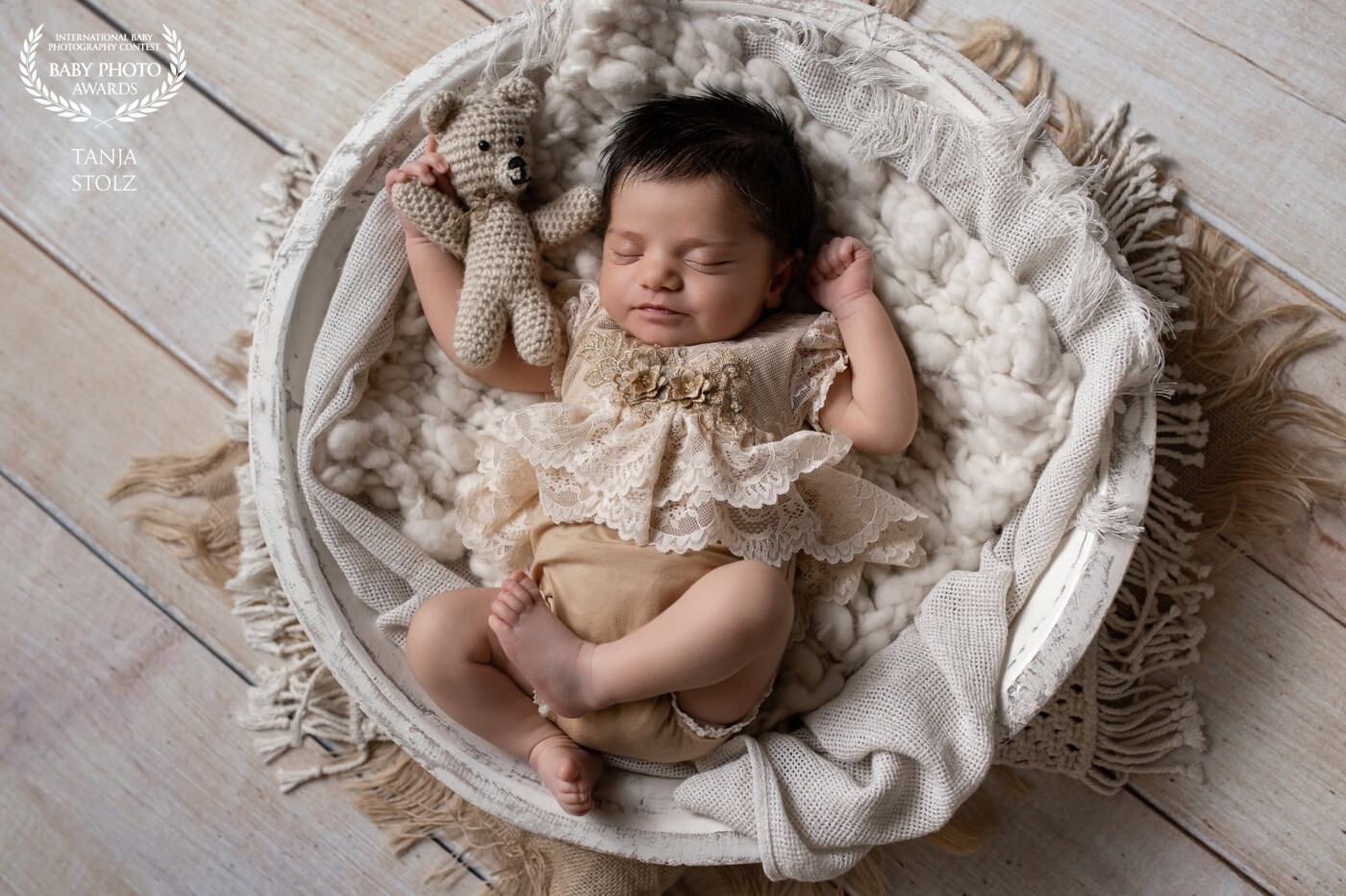 Having a newborn baby client is always a little surprise for me. This time I was lucky having such a cute little girl with great hair in my studio. She was adorable, we did behind the scenes, wrapping tutorials and even a short video during her newborn session and she just slept.