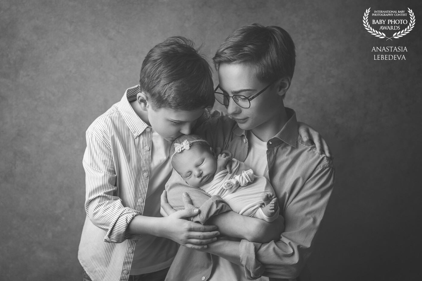 In this photo, the brothers are holding their newborn sister in their arms. I see happiness, love, tenderness and care on their faces! Photographing such wonderful children was an unforgettable pleasure and joy.