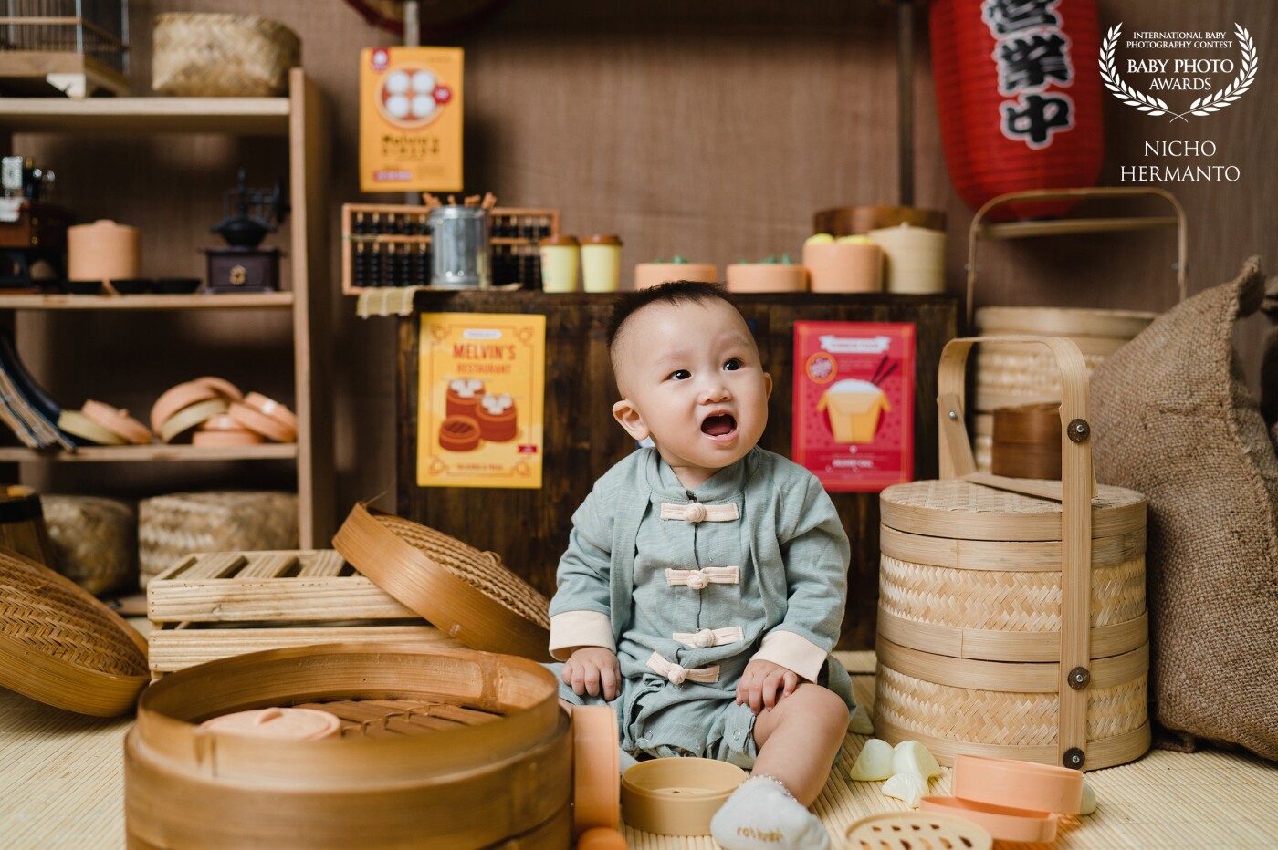 This child loves to play with the dim sum seller. playing with his older sister. Her mother also likes her expression in the photo.
