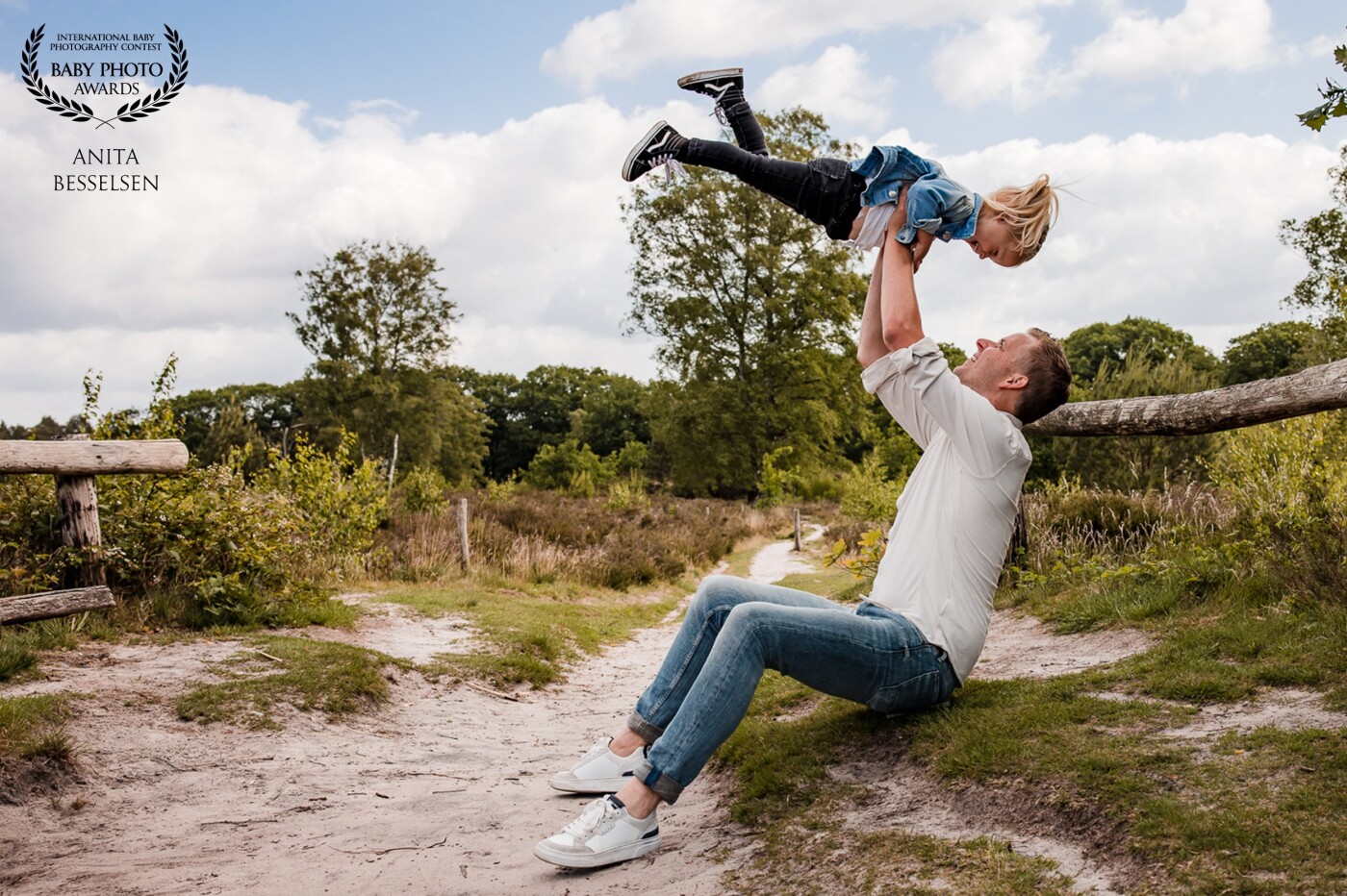 a really relaxed photoshoot with the family, where the focus is on the family, fun and love for each other. And in this case, according to the girl, it couldn't go high enough!