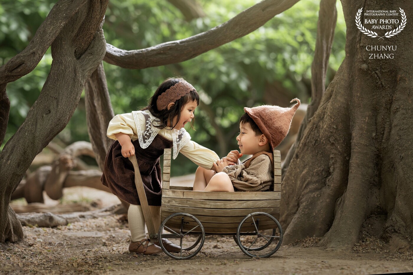 A pair of brothers and sisters were playing in the woods. The elder brother climbed into a cart made of tree stumps. The younger sister also wanted to go in, so she yelled at the elder brother and told him to come out.