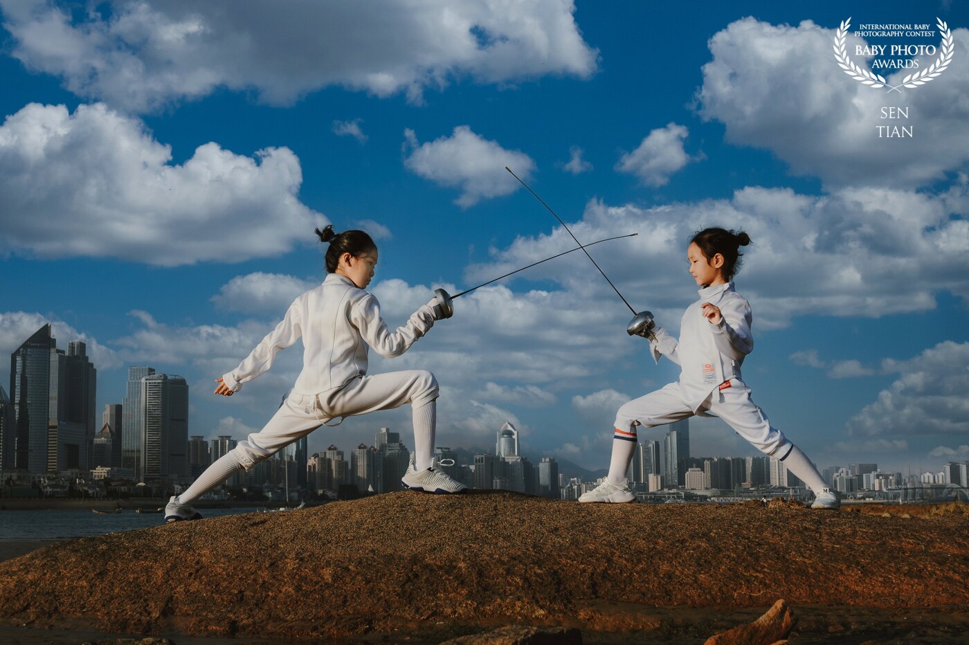 Fencing is an aristocratic sport. When the trainer wears a white fencing suit, a black helmet, and stands proudly with a long sword, a confident temperament arises spontaneously. One afternoon at the end of May, we came to this reef. The oblique sunlight illuminated the protagonist and took this picture with the city as the background.