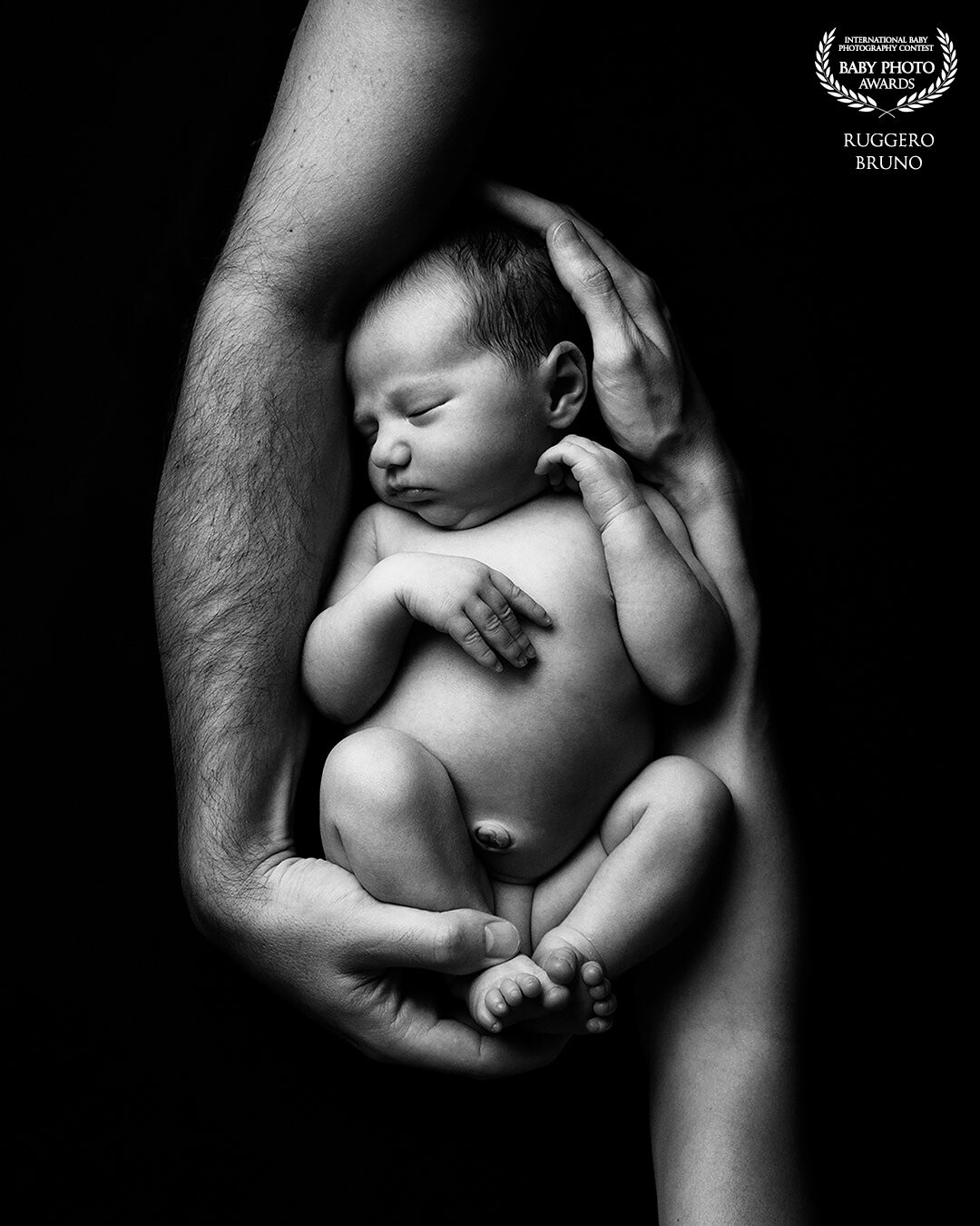 From the womb to the arms<br />
<br />
A silent shot like a sotto voce narration where the light rests gracefully on the subjects.<br />
The details emphasize and describe the intensity of this process such as the hands that rest, contain and embrace: we see what the parents feel without seeing their gaze.