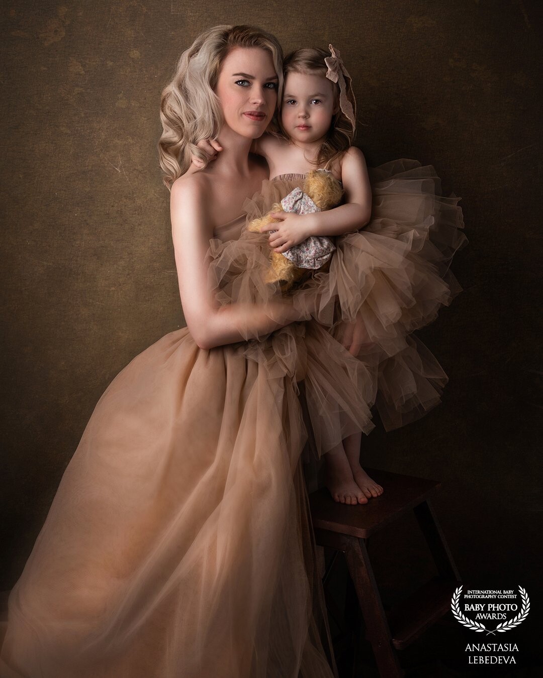 In this photo, mother and daughter. I photographed the baby four years ago when she was a newborn. I am very pleased that my clients come back to me again. I love my job.
