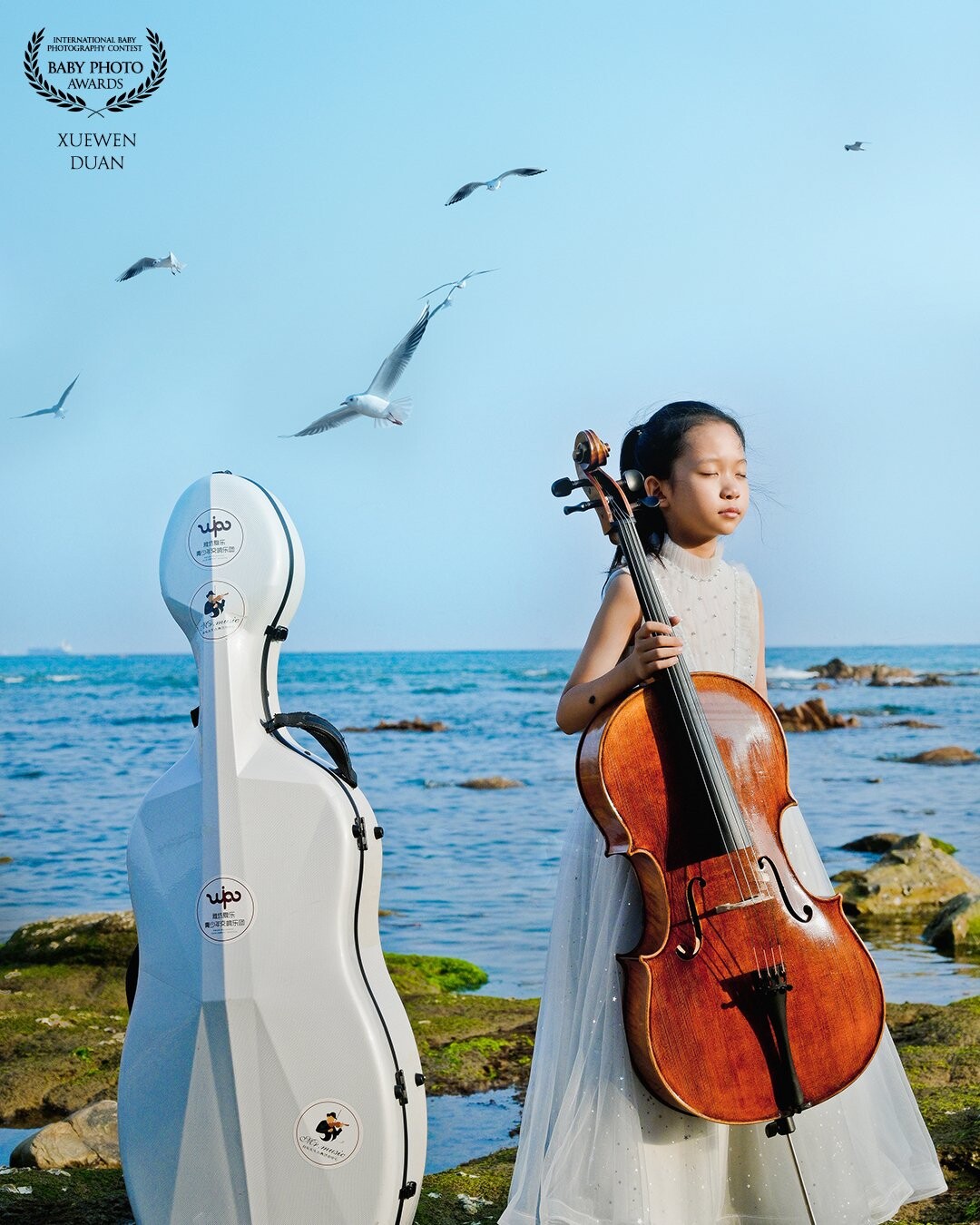 Go to see the sea in summer, let the sea breeze convey the gentle joy, you can leave everything to the sea without talking. There is a girl practicing cello in the scenery. Her name is Duoduo.